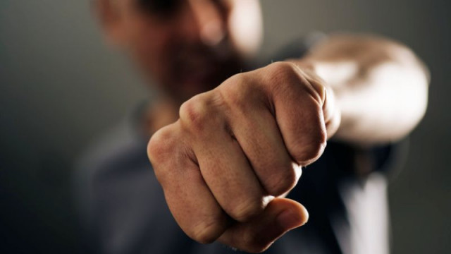 Жена и трима мъже са пострадали при сбиване в заведение